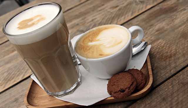 Milch intern mit der Kaffeemaschine oder extern aufschäumen? Ein Ratgeber